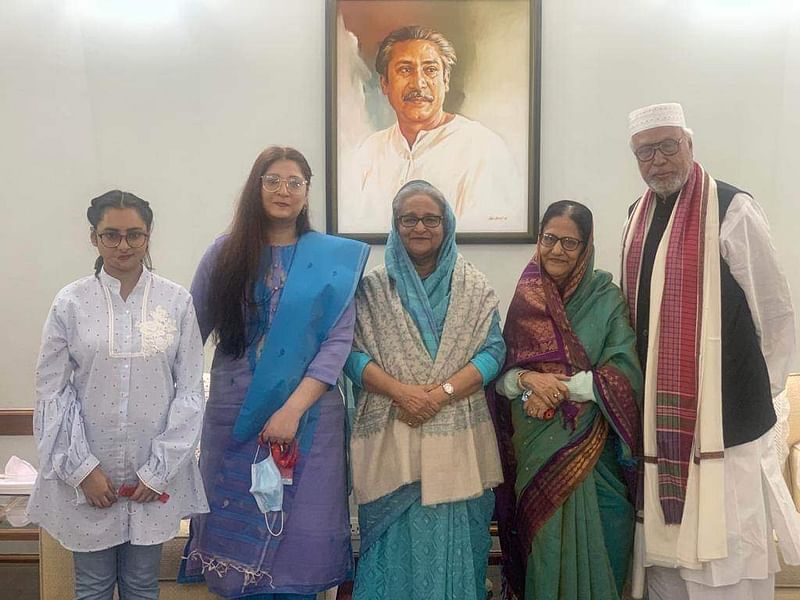 প্রধানমন্ত্রী শেখ হাসিনার সঙ্গে কাদের সিদ্দিকী ও তাঁর পরিবারের সদস্যরা। আজ শুক্রবার সন্ধ্যায়, গণভবনে