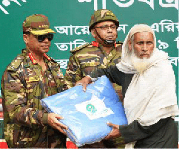 সেনাপ্রধান জেনারেল এস এম শফিউদ্দিন আহমেদ অসহায় ও দুস্থ মানুষের মধ্যে শীতবস্ত্র বিতরণ করেন। জৈন্তাপুর, সিলেট, ২৯ ডিসেম্বর। ছবি: আইএসপিআর