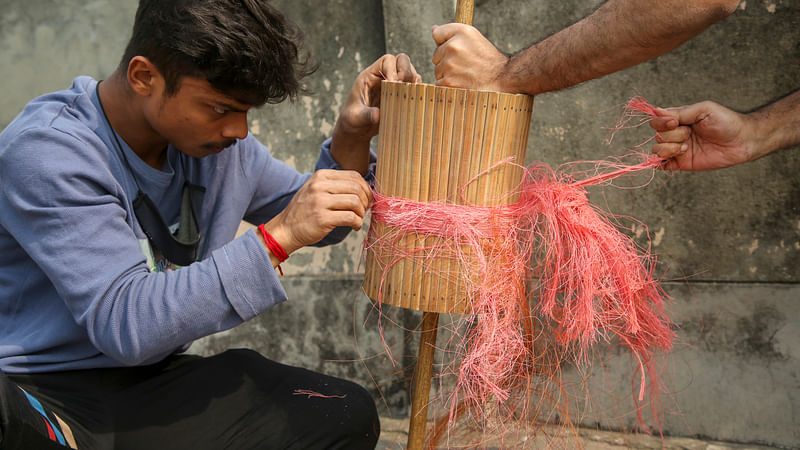 গত বছরের পুরোনো সুতা কেটে ফেলা হচ্ছে 