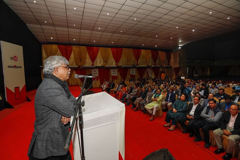 বক্তব্য দিচ্ছেন প্রথম আলোর ব্যবস্থাপনা সম্পাদক আনিসুল হক।