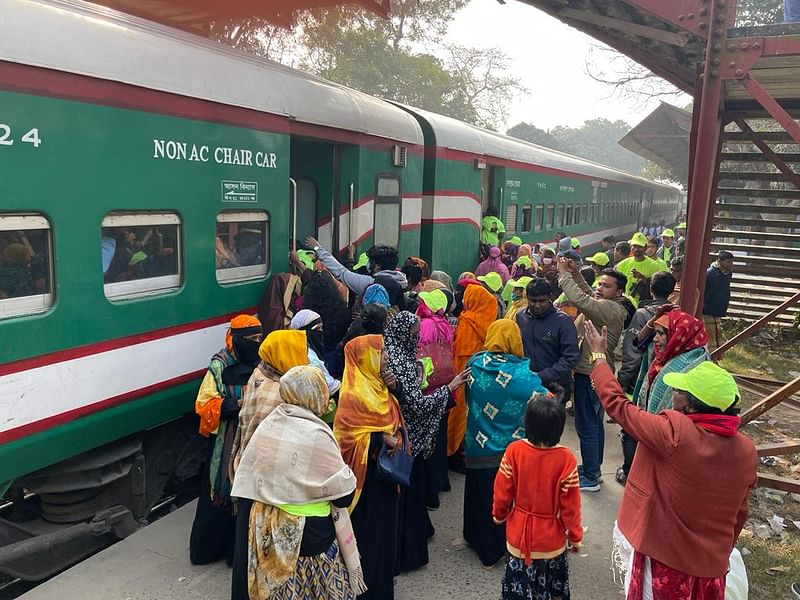 প্রধানমন্ত্রীর জনসভায় যোগ দিতে বিশেষ ট্রেনে নাটোর থেকে রাজশাহী যাচ্ছেন আওয়ামী লীগের নেতা–কর্মী ও সমর্থকেরা