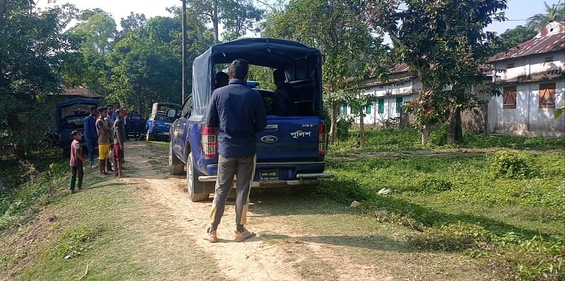 দীর্ঘ ৯ ঘণ্টা বাড়িটি ঘেরাও করে আইনশৃঙ্খলা রক্ষাকারী বাহিনী অভিযান চালায়। আজ রোববার দুপুরে