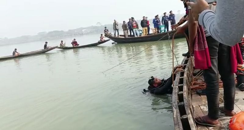 নড়াইলের নবগঙ্গা নদীতে নৌকাডুবির ঘটনায় উদ্ধার অভিযান চালাচ্ছে খুলনা থেকে আসা ফায়ার সার্ভিসের ডুবুরি দল