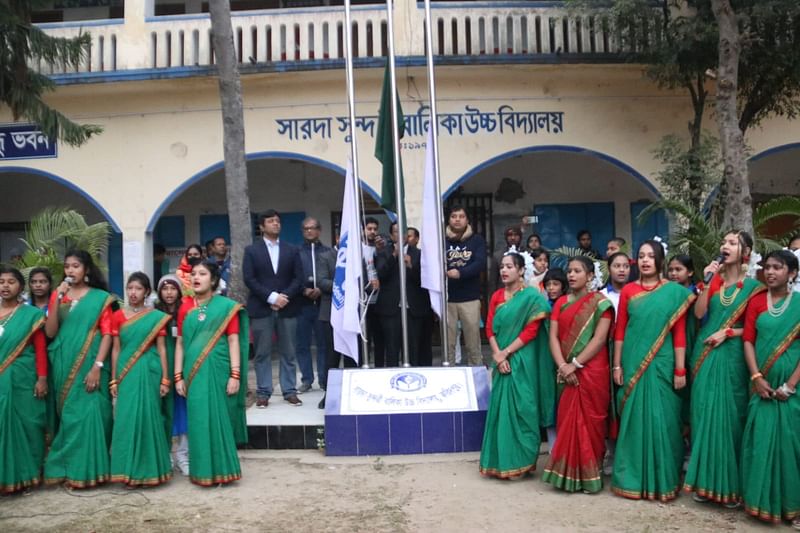 গণিত উৎসবের উদ্বোধনী অনুষ্ঠানে জাতীয় সংগীত পরিবেশন করে সারদা সুন্দরী বালিকা উচ্চবিদ্যালয়ের শিক্ষার্থীরা