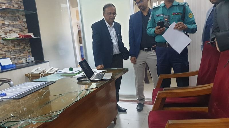 প্রকল্প পরিচালকের টেবিলে ভাংচুর করেছেন হামলাকারীরা