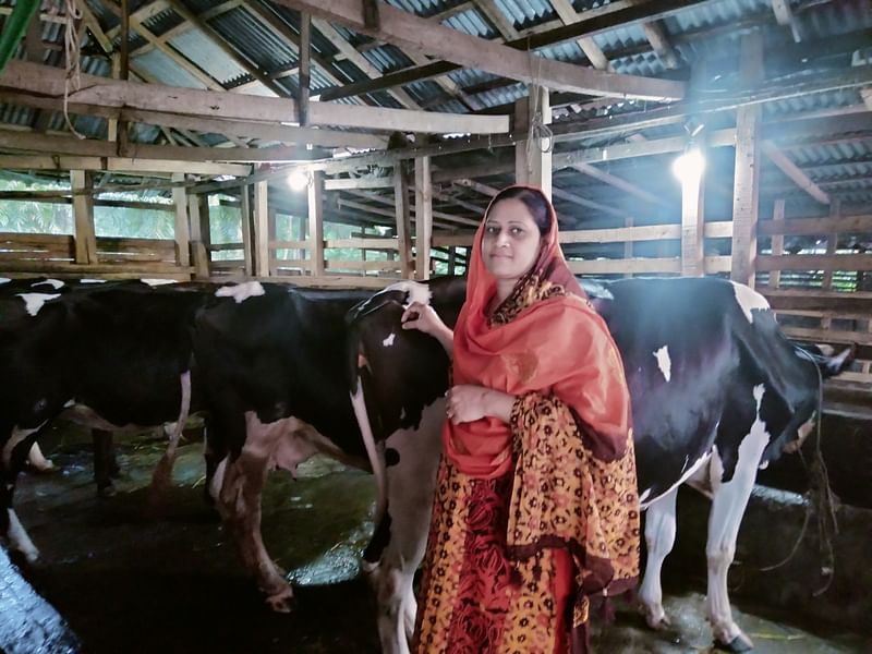 নিজের খামারে নাসরিন জাহান