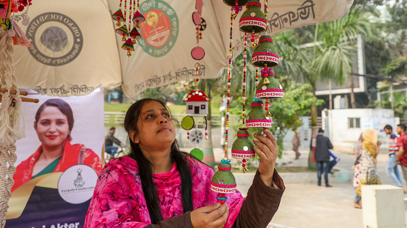 রয়েছে ঘর সাজানোর বাহারি পণ্য