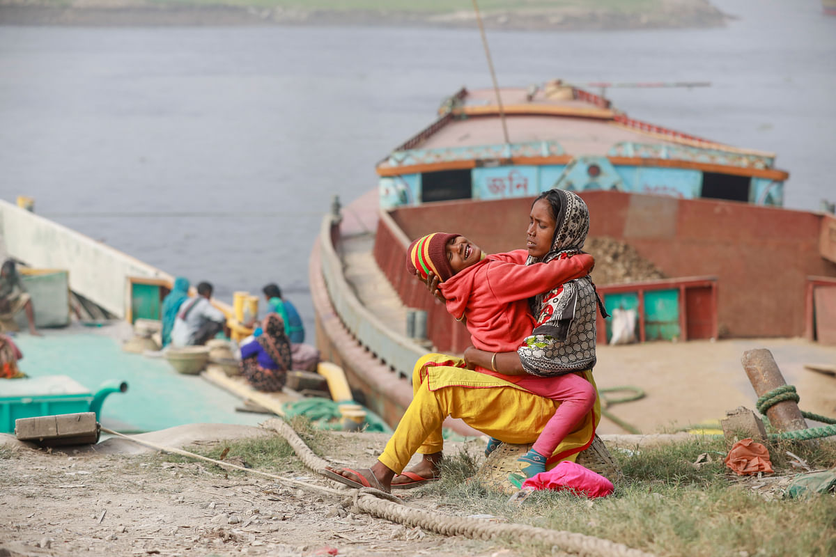 ফারিয়াকে নিয়ে মা ফারজানা এসেছেন কাজে। কাজের ফাঁকে সন্তানকে সময় দেন তিনি। গাবতলী ল্যান্ডিং স্টেশন।