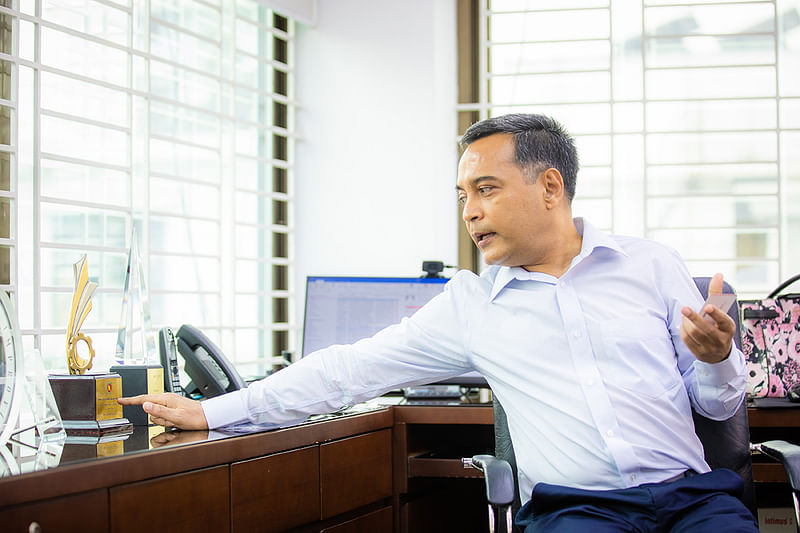 নিজেদের অর্জন দেখাচ্ছেন এসএম খালেদ