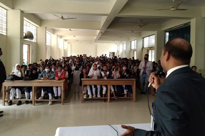 সভায় শিক্ষার্থীদের উদ্দেশে মাদকবিরোধী আলোচনা ও শিক্ষার্থীদের বিভিন্ন প্রশ্নের জবাব দেন অতিথিরা