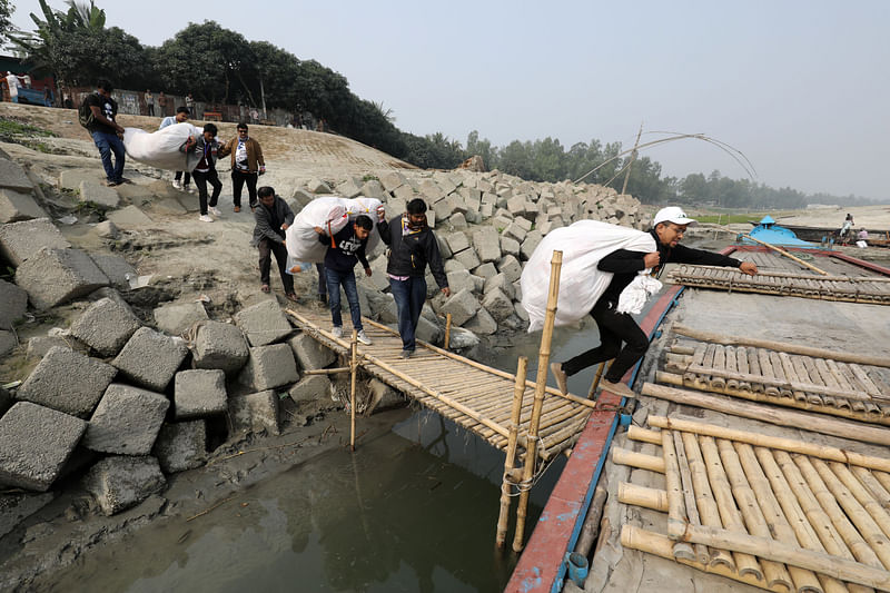 প্রায় দেড় ঘণ্টা নদীপথে গিয়ে শনপচা চরে বগুড়া বন্ধুসভার বন্ধুরা।