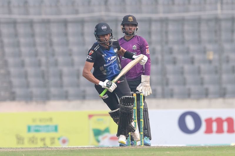 ৪৫ বলে ৭৫ করেছেন শোয়েব মালিক
