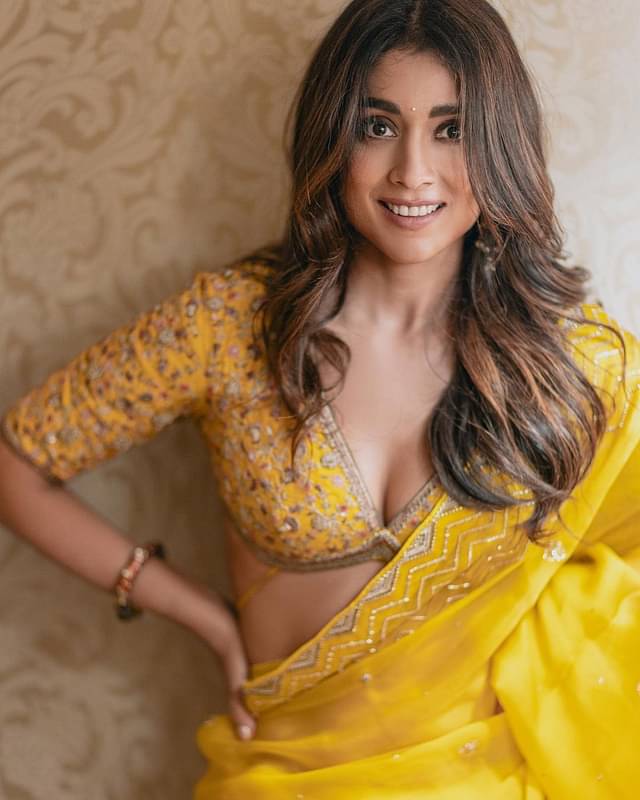 হলুদ শাড়ি পরা কয়েকটি ছবি ইনস্টাগ্রামে পোস্ট করেছেন শ্রিয়া, আবেদন ছড়ানো সেসব ছবি দেখে ভক্তরা প্রশংসায় ভাসাচ্ছেন তাঁকে। একজন লিখেছেন, ‘আপনি প্রমাণ করেছেন, বয়স শুধুই একটি সংখ্যামাত্র।’