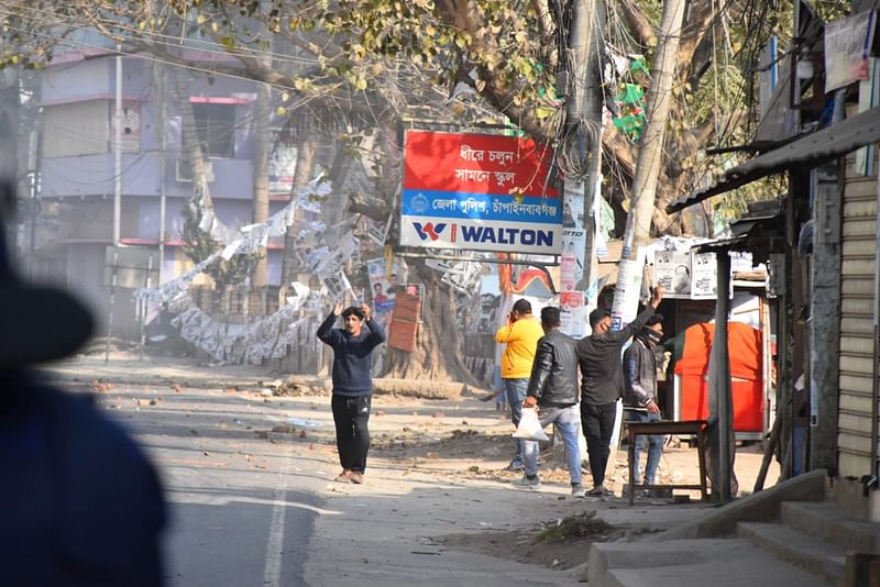 বিজিবি ও র্যাবের সদস্যরা ফাঁকা গুলি ও লাঠিপেটা করে পরিস্থিতি নিয়ন্ত্রণে আনে। বুধবার বিকেলে সদরের শান্তির মোড় এলাকায়