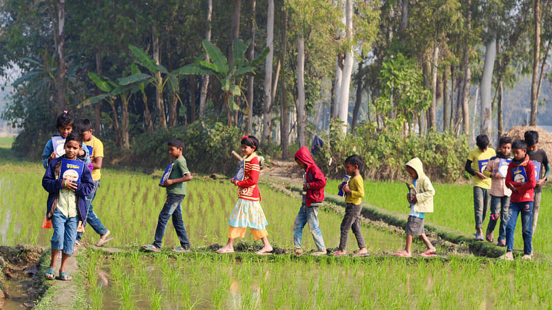 মাহাতোদের কুড়মালি ভাষার শিক্ষক-শিক্ষার্থী আছে; নেই পাঠদানের বই। মাহাতো ক্ষুদ্র জাতিসত্তার শিশুদের রয়েছে বই পাওয়ার আকুতি।