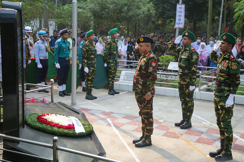 রাষ্ট্রপতি মো. আবদুল হামিদের পক্ষে শ্রদ্ধা নিবেদন করেন মেজর জেনারেল এস এম সালাহউদ্দিন ইসলাম