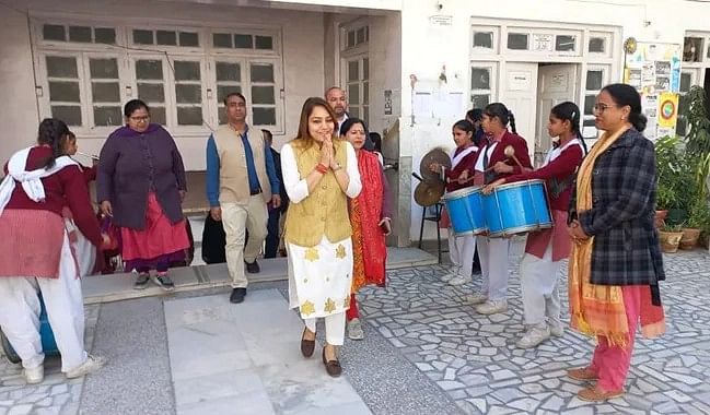 মাত্র ৪০ বছর বয়সে দিল্লির মেয়র হয়েছেন শেলি ওবেরয়