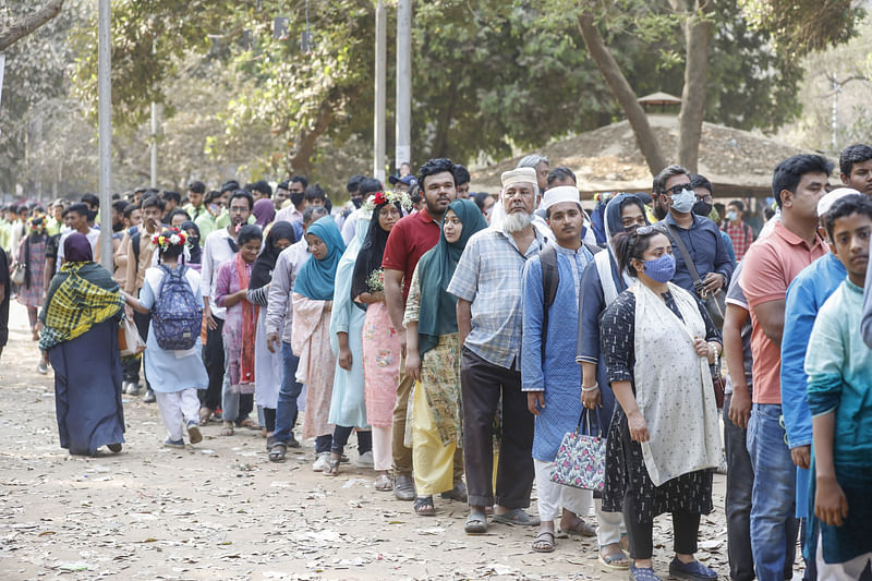 বইমেলার প্রবেশপথে মানুষের লম্বা লাইন 