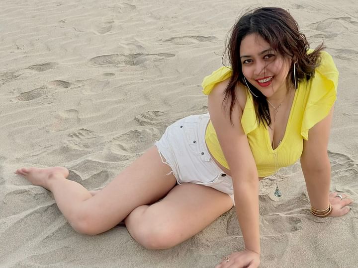 সঙ্গে কে? এমন প্রশ্নে ভাবনা বললেন, ‘আমি কারও সঙ্গে নেই। বালুই আমার সঙ্গী।’