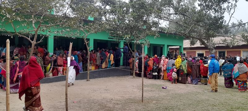 ঠাকুরগাঁও-৩ আসনের পীরগঞ্জ উপজেলার দৌলতপুর সরকারি প্রাথমিক বিদ্যালয় কেন্দ্রে মোট ভোটার ২ হাজার ৩৫২। বেলা সাড়ে ১১টায় কেন্দ্রে ভিড় বাড়তে শুরু করে। পীরগঞ্জ, ঠাকুরগাঁও, ১ ফেব্রুয়ারি
