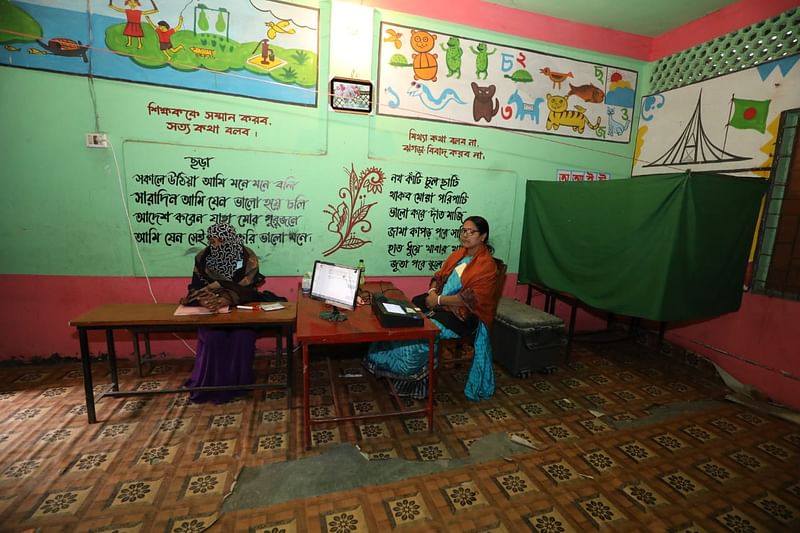 উচালিয়া পাড়া সরকারি প্রাথমিক বিদ্যালয় কেন্দ্রে সকালে ভোটার দেখা যায়নি