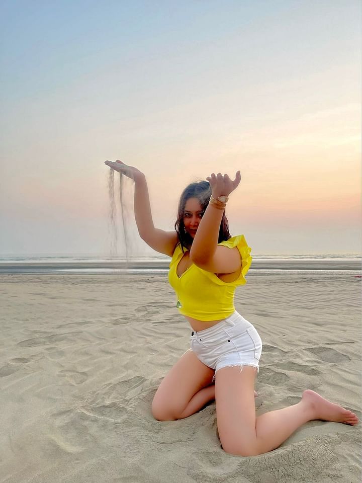সূর্যাস্ত উপভোগ করছেন ভাবনা।