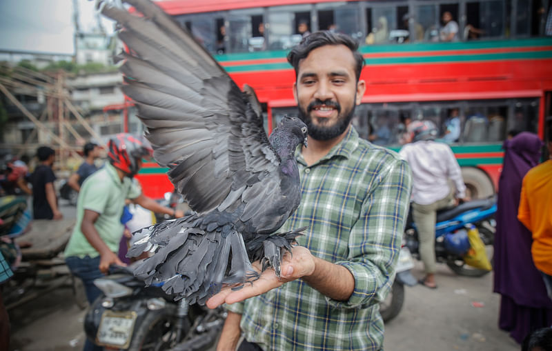 বিক্রির ফাঁকে মজা করছেন একজন বিক্রেতা