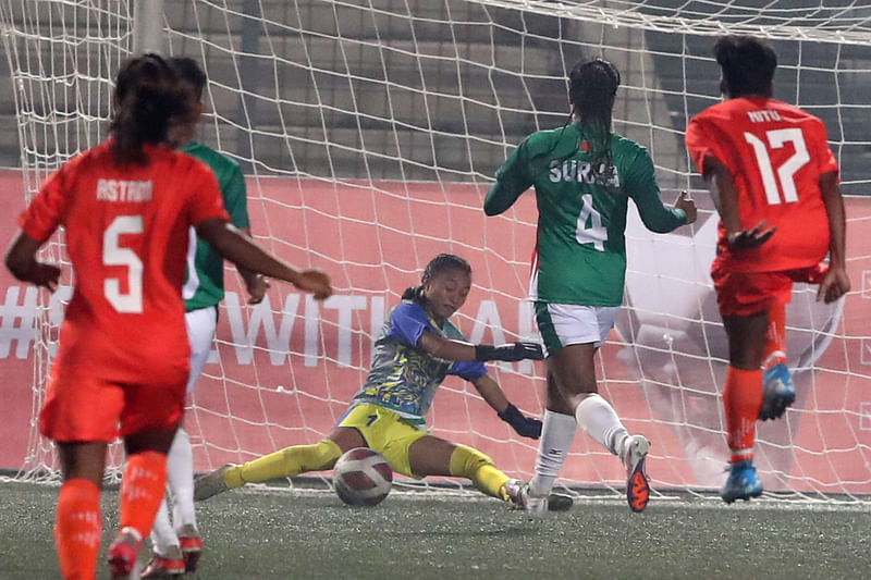 এই ছবিটা ২০২৩ সালের অনূর্ধ্ব-২০ নারী সাফ চ্যাম্পিয়নশিপের। ভারতের বিপক্ষে সেদিন অসাধারণ কিছু সেভ করেছিলেন রুপনা
