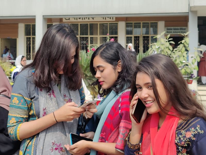 আজ বুধবার এইচএসসি–সমমানের পরীক্ষার ফলাফল প্রকাশ করা হয়েছে।