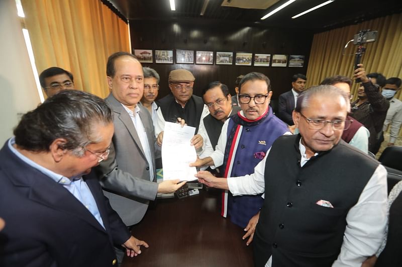 মোহাম্মদ সাহাবুদ্দিনের প্রেসিডেন্ট পদের মনোনয়নপত্র নির্বাচন কমিশনে জমা দেওয়া হচ্ছে