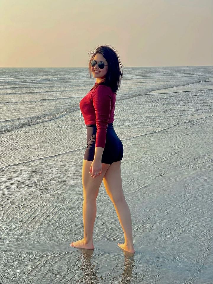 ‘সমুদ্র দেখলেই আমি সবার আগে ছুটে যাই পানির কাছে। পানিতে পা ভেজাই। এটা আমার শৈশবের অভ্যাস,’ বলেন ভাবনা।