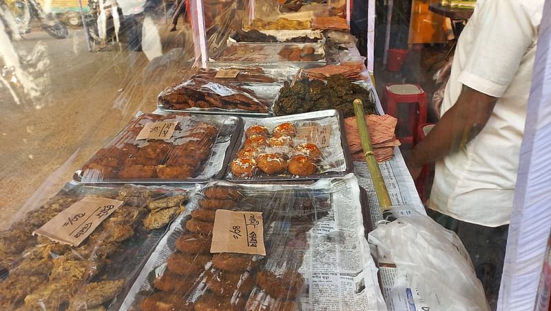 সুনামগঞ্জ শহরের একটি দোকানে সাজিয়ে রাখা হয়েছে ইফতারসামগ্রী