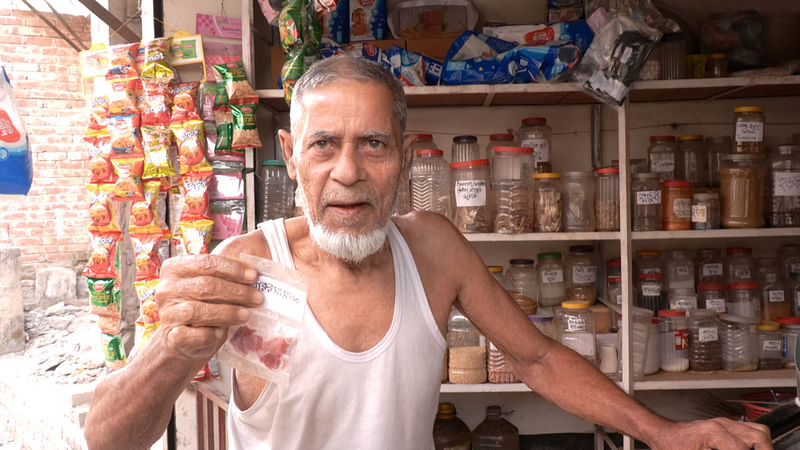নাতি নুডুলস খেতে চায়—তাই ১০ টাকার গরুর মাংস আর একটি ডিম কিনেছেন ইউনুস আলী