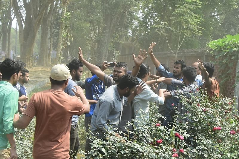 শিক্ষার্থীদের বিক্ষোভ থেকে গণমাধ্যমকর্মীদের ওপর হামলার ঘটনা ঘটে