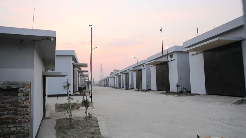 প্রকল্পের ভবনগুলো চালু না হওয়ায় পুরো প্রকল্প এলাকায় সুনসান পরিবেশ