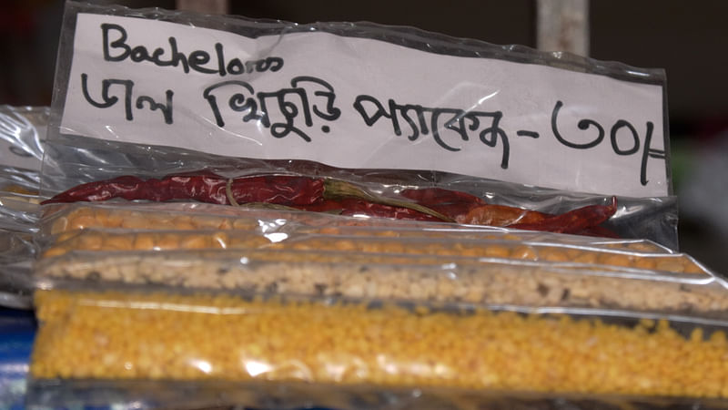 স্বল্প ও নিম্ন আয়ের মানুষের জন্য খিচুড়ির প্যাকেজও আছে