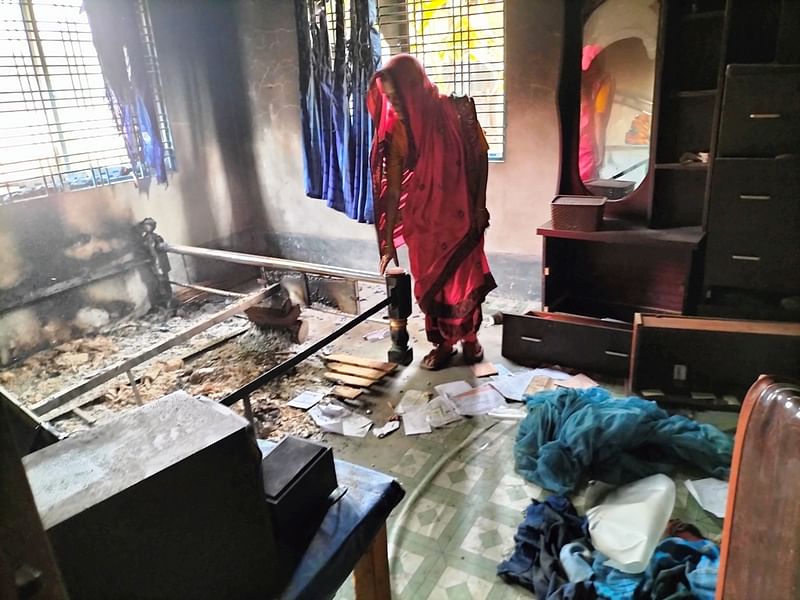 পঞ্চগড়ে আহমদিয়া সম্প্রদায়ের ফুলতলা এলাকায় পুড়ে যাওয়া ঘরবাড়ি ও প্রয়োজনীয় জিনিসপত্র। আজ দুপুরে তোলা ছবি