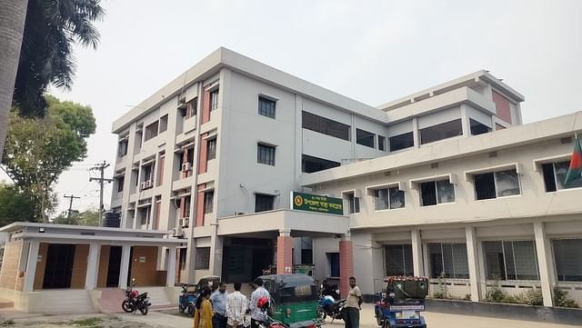 মানিকগঞ্জের শিবালয় উপজেলা স্বাস্থ্যকমপ্লেক্সের চার তলাবিশিষ্ট এই ভবনটির নিচতলায় করা হয় ট্রমা সেন্টার। তবে জনবল নিয়োগ না দেওয়ায় এটি এখোনো চালু করা যায়নি