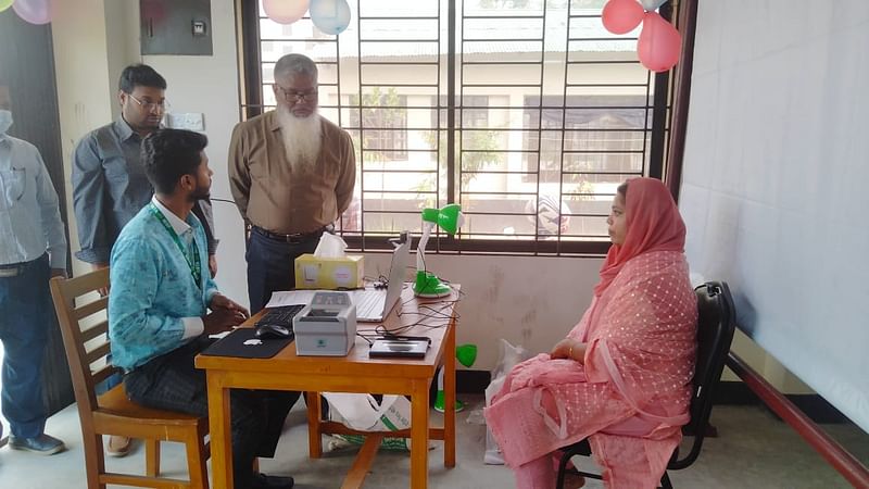 এক দিনে ড্রাইভিং লাইসেন্স পরীক্ষা ও আঙুলের ছাপ দিচ্ছেন লাইসেন্সপ্রত্যাশীরা 
