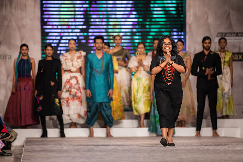 মাধুরী সঞ্চিতা স্মৃতি প্রদর্শন করেন তার দ্য সেন্ট অব স্প্রিং