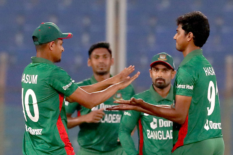 ১টি উইকেট নেন হাসান মাহমুদ