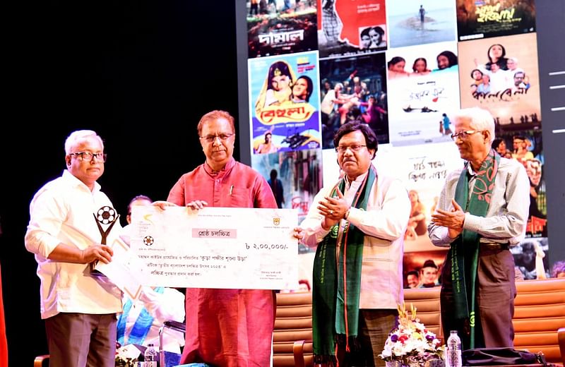 উৎসবে সেরা সিনেমার পুরস্কার জিতে নিয়েছে মুহাম্মদ কাইউমের ‘কুড়া পক্ষীর শূন্যে উড়া’।