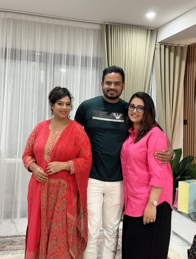 বিয়ের খবর প্রকাশ্যে আনার কয়েক মাস পর পূর্ণিমা ও আশফাকুর রহমান অস্ট্রেলিয়ায় ঘুরতে যান। বিয়ের পরপরই কাজের ব্যস্ততায় কোথাও ঘুরতে যাওয়া সম্ভব হয়নি তাঁদের। তাই তো স্বামী ও আট বছর বয়সী কন্যাসন্তানের সঙ্গে নিজের মতো করে সময় কাটাতে অস্ট্রেলিয়ায় বেড়াতে যান তিনি।