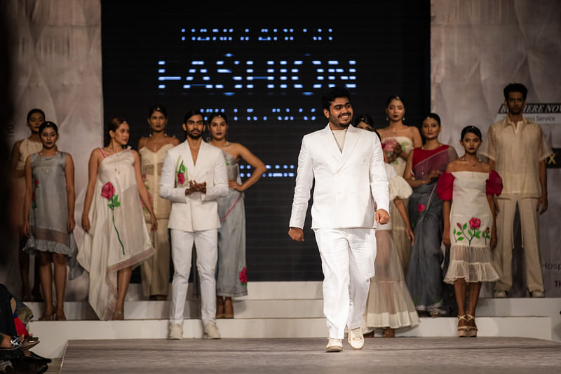 কামরুল হাসান রিয়াদ উপস্থাপন করেন ‘‘বিউটি অব গ্র্যাভিটি’ শিরোনামের সংগ্রহ