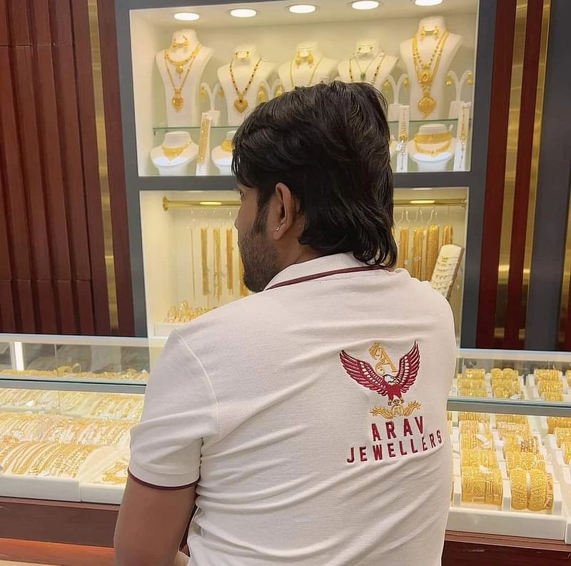 দুবাইয়ে নিজের দোকানে রবিউল ইসলাম, যিনি আপন আরাভ খান নাম নিয়ে সেখানে বড় স্বর্ণ ব্যবসায়ী হয়েছেন