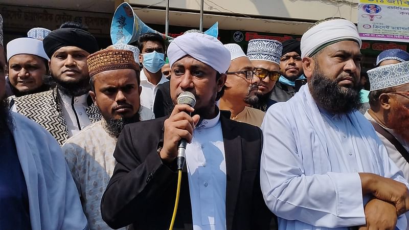 মানববন্ধনে বক্তব্য দিচ্ছেন ইসলামি বক্তা মুফতি গিয়াস উদ্দিন আত তাহেরী। মঙ্গলবার ব্রাহ্মণবাড়িয়া প্রেসক্লাবের সামনে