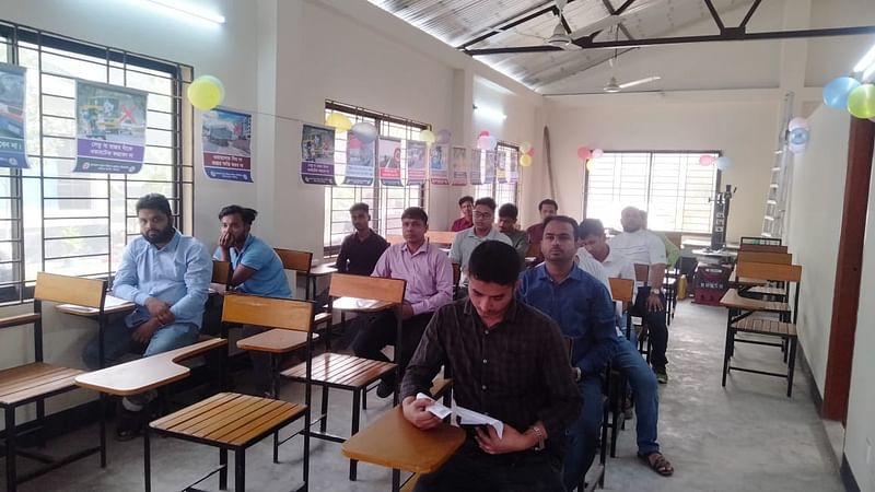 এক দিনে আঙুলের ছাপ ও পরীক্ষা দিতে পেরে খুশি ড্রাইভিং লাইসেন্সপ্রত্যাশীরা। আজ রোববার সকালে শহীদ আহসান উল্লাহ মাস্টার যুব উন্নয়ন কেন্দ্র গাজীপুরে বিআরটিএ কার্যালয়ে