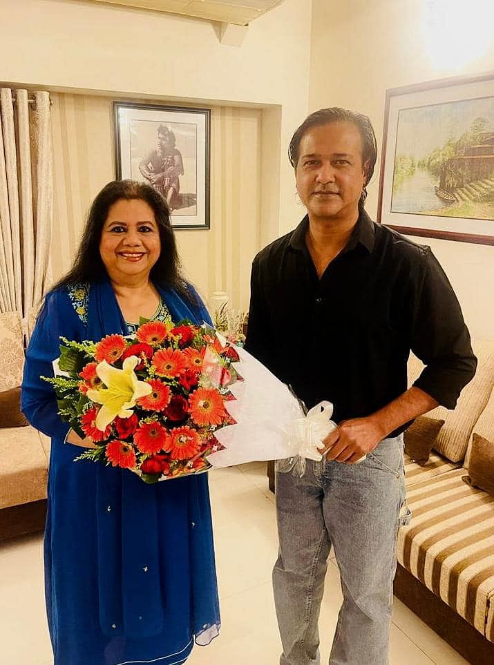 একটি অ্যাপ প্রতিষ্ঠানে কান্ট্রি হেড পদে নিযুক্ত হয়েছেন সংগীতশিল্পী আসিফ আকবর। চাকরিজীবনে আসিফের প্রথম অ্যাসাইনমেন্ট ছিল কিংবদন্তি শিল্পী রুনা লায়লাকে একটি অনুষ্ঠানের জন্য আমন্ত্রণ জানানো ও রাজি করানো। সেই কাজে পাস করেছেন তিনি। ফেসবুকে রুনা লায়লার সঙ্গে একটি স্থিরচিত্র পোস্ট করে আসিফ আকবর আজ শুক্রবার খবরটি জানিয়েছেন। আসিফ যে অ্যাপ প্রতিষ্ঠানের উচ্চপদে চাকরি নিয়েছেন, সেই অ্যাপের উদ্বোধন হবে আগামী ৩০ এপ্রিল, মালয়েশিয়ার রাজধানী কুয়ালালামপুরে। সেখানকার একটি স্টেডিয়ামে বিশাল আয়োজনে অ্যাপটি উন্মুক্ত করা হবে। আর ওই আয়োজনে থাকবেন রুনা লায়লা।