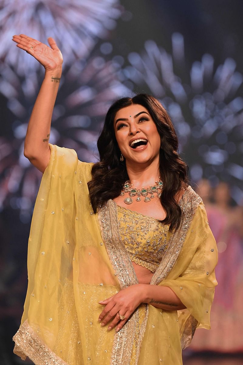 ফ্যাশন উইকের র্যাম্পে সুস্মিতা সেন