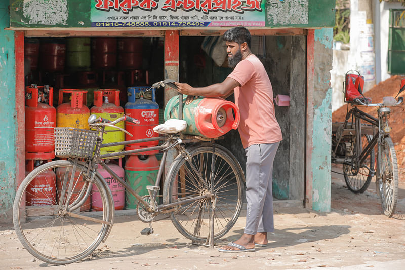 ছবি: সাদ্দাম হোসেন 